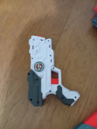 Pistola Nerf y cargador