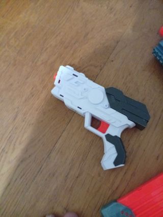 Pistola Nerf y cargador