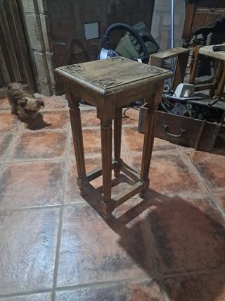 Mesita auxiliar de madera tallada
