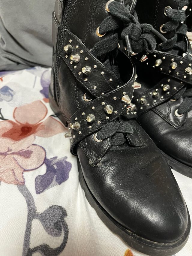 Botines negros con tachuelas