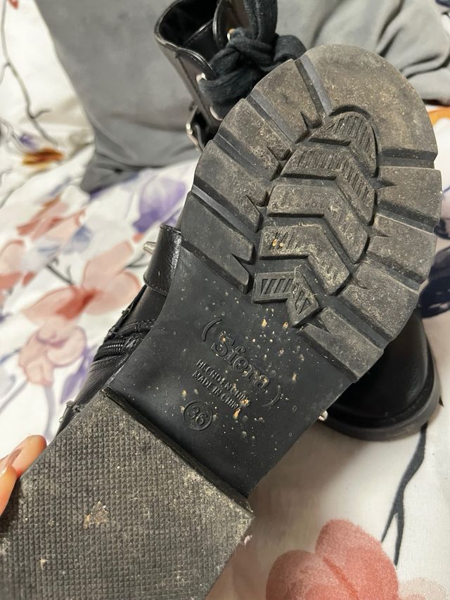 Botines negros con tachuelas