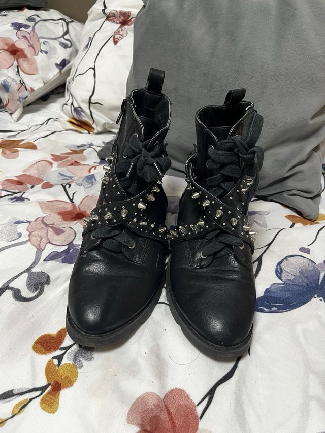 Botines negros con tachuelas