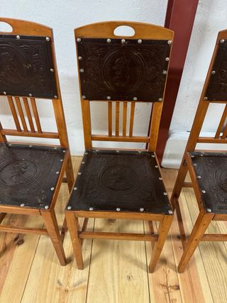Juego de 4 sillas antiguas de madera y cuero