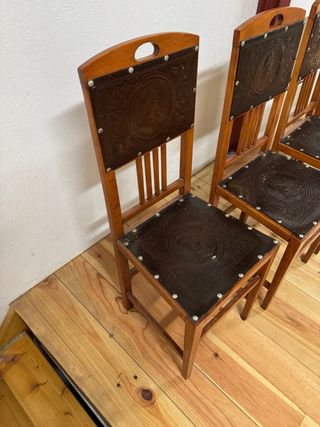 Juego de 4 sillas antiguas de madera y cuero