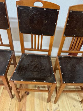 Juego de 4 sillas antiguas de madera y cuero