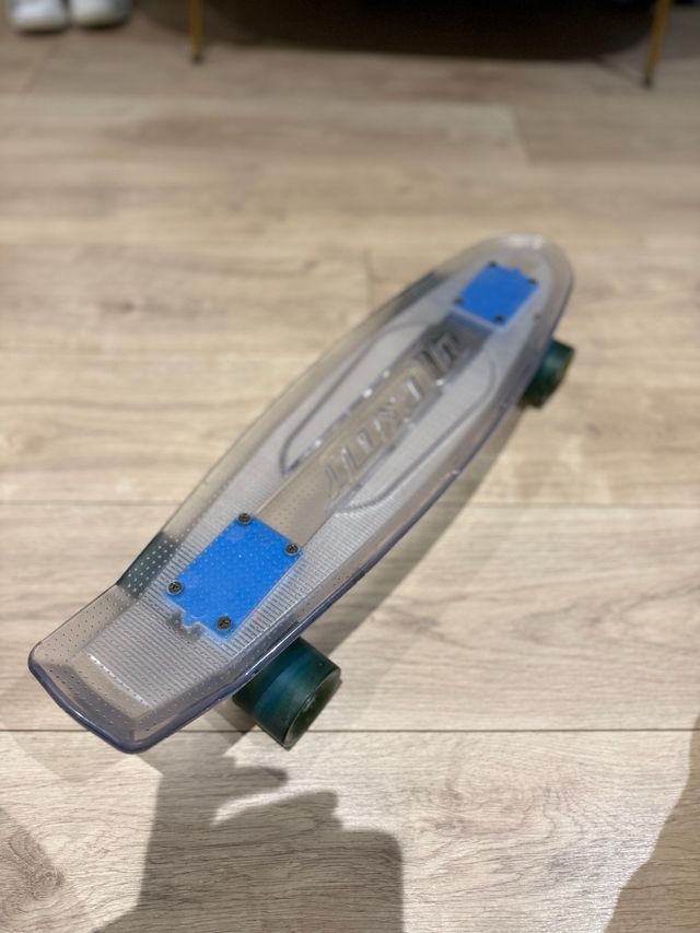 Skate transparente con ruedas azules