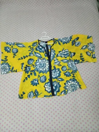 Blusa floral amarilla y azul.  talla XL.