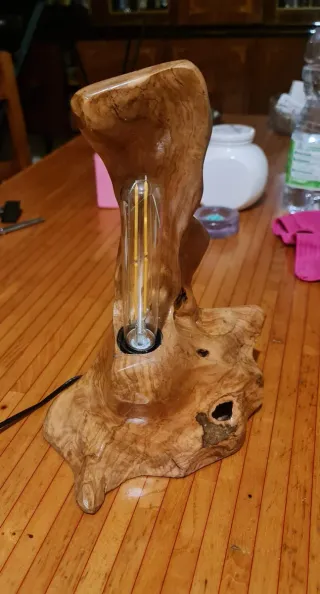 Lampada di design in legno