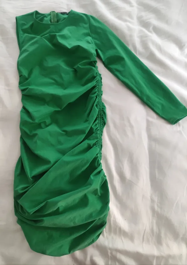 Vestido verde Zara con fruncido