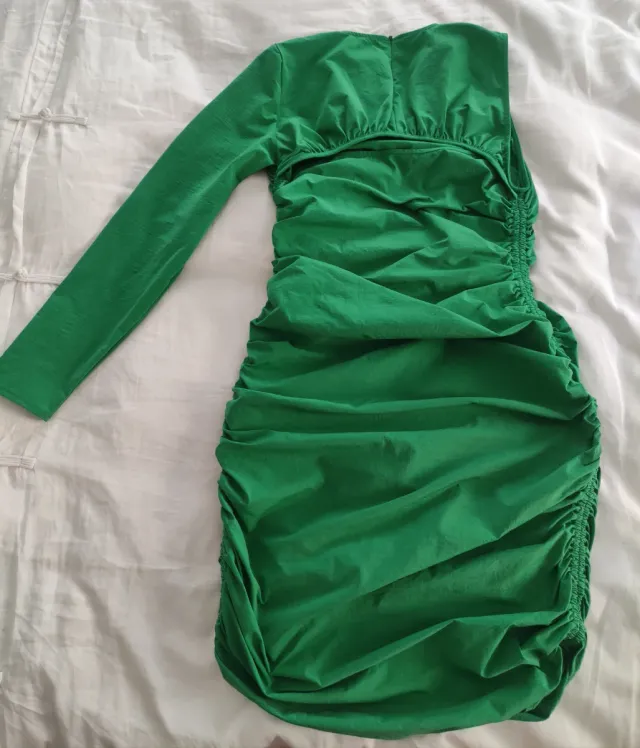 Vestido verde Zara con fruncido