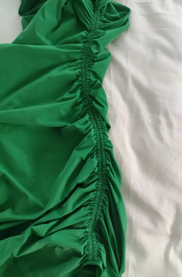 Vestido verde Zara con fruncido