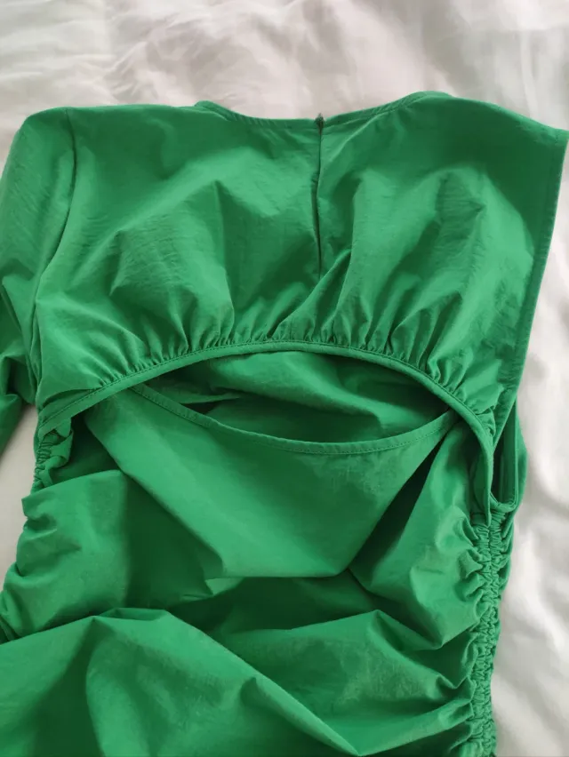 Vestido verde Zara con fruncido