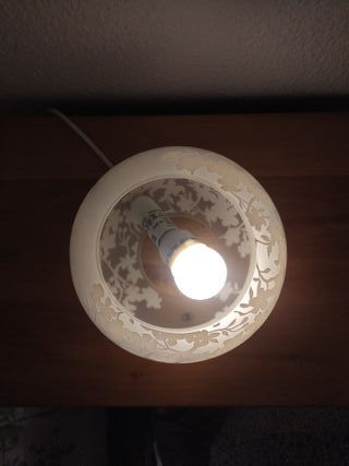Lámpara de cristal decorada con flores
