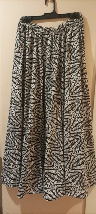 Falda larga estampada blanco y negro