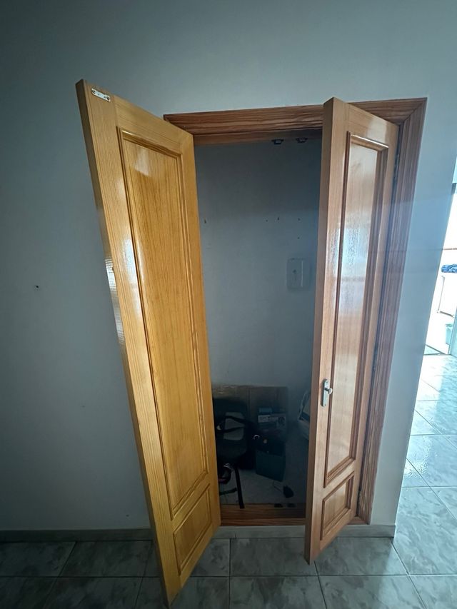 Puerta de madera de pino hay 9 puertas