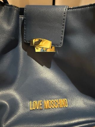 Bolso Moschino Azul Marino con Detalles Dorados