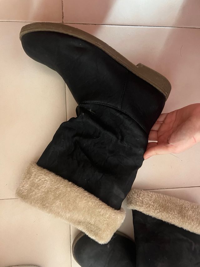 Botas negras con forro beige
