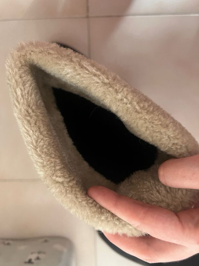 Botas negras con forro beige