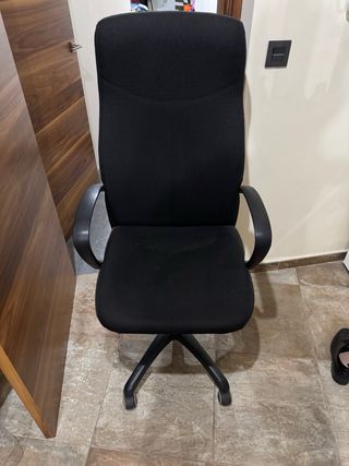 Silla de oficina negra