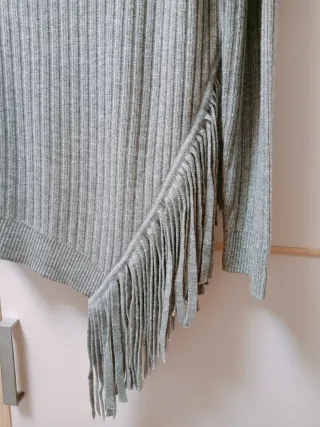 Jersey gris cuello alto con flecos