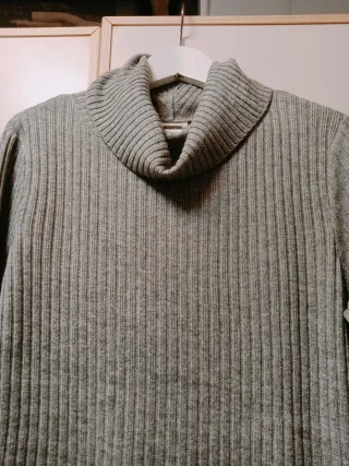 Jersey gris cuello alto con flecos