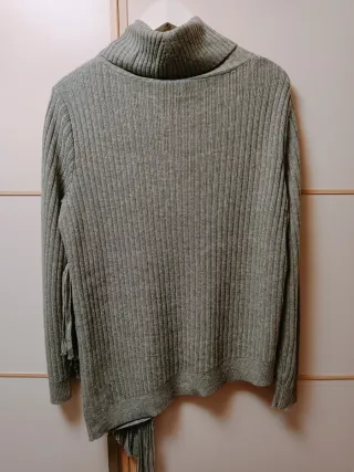 Jersey gris cuello alto con flecos