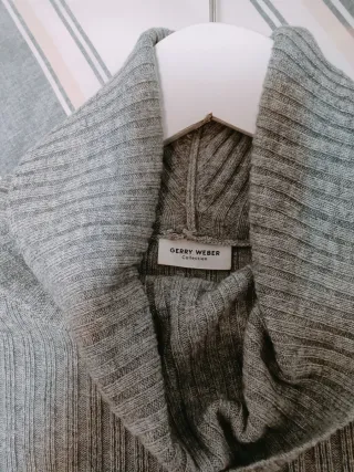 Jersey gris cuello alto con flecos