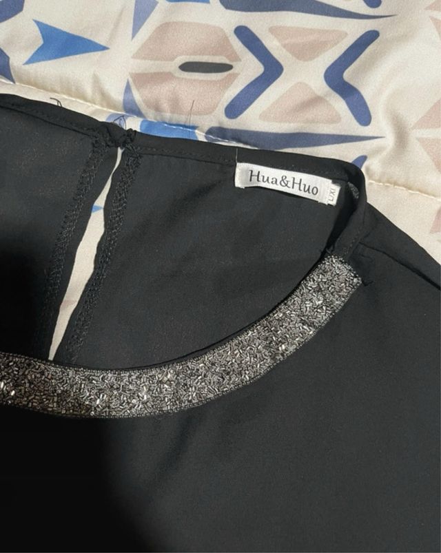 Blusa negra con pedrería