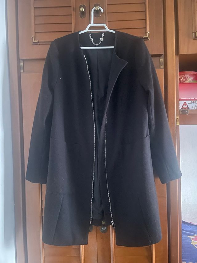 Chaqueta larga negra con cremallera