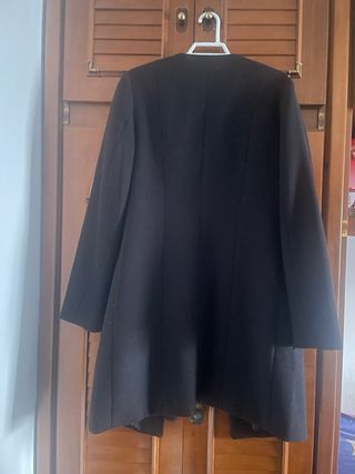 Chaqueta larga negra con cremallera