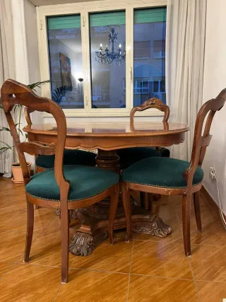 Tavolo rotondo in legno con sedie