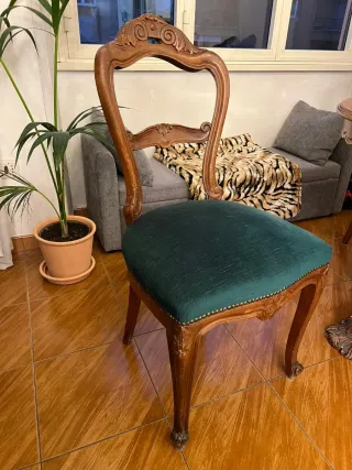 Tavolo rotondo in legno con sedie