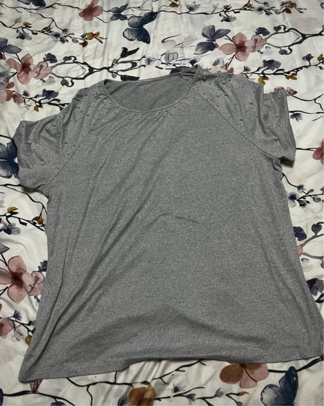 Camiseta gris con tachuelas