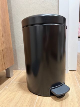 Cubo de basura negro con pedal brabantia