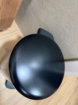 Cubo de basura negro con pedal brabantia