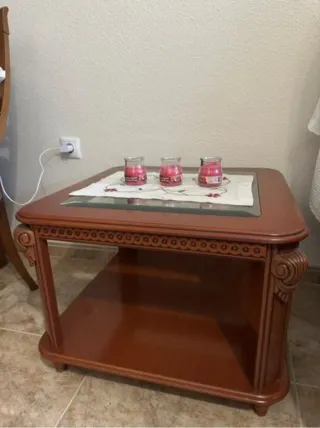 Mesa auxiliar de madera y cristal