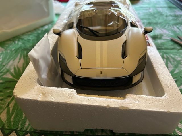 Auto Burago Ferrari Daytona SP3 Scala 1:18