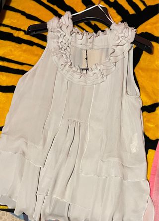 Top Zara gris con volantes