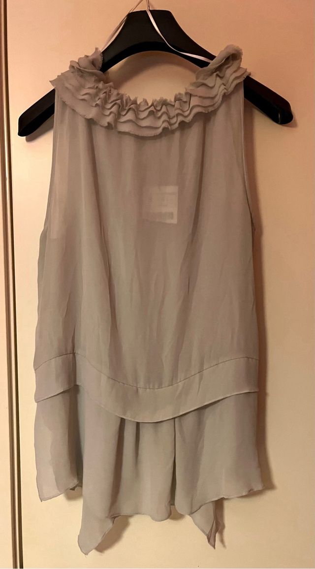 Top Zara gris con volantes