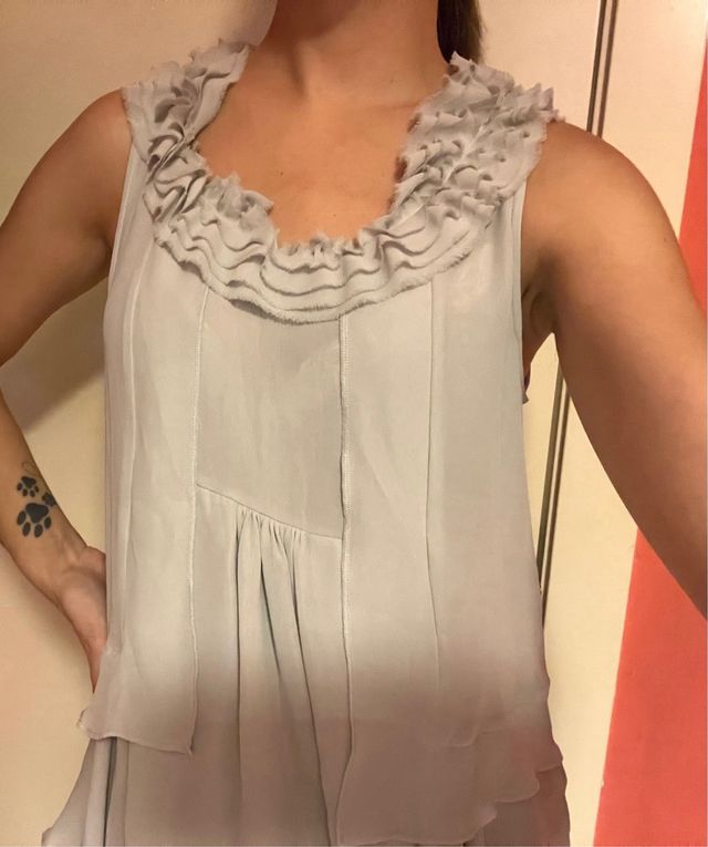 Top Zara gris con volantes