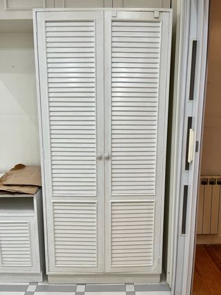Armario blanco de madera con estante y para colgar