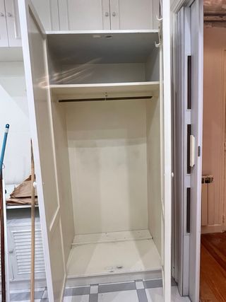 Armario blanco de madera con estante y para colgar