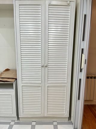 Armario blanco de madera con estante y para colgar