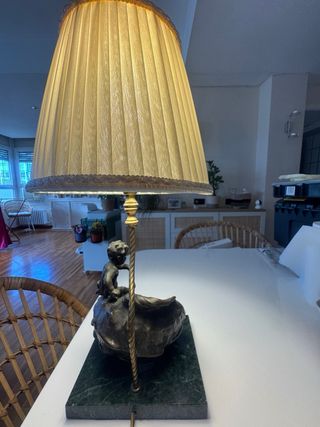 Lámpara de bronce con base de mármol