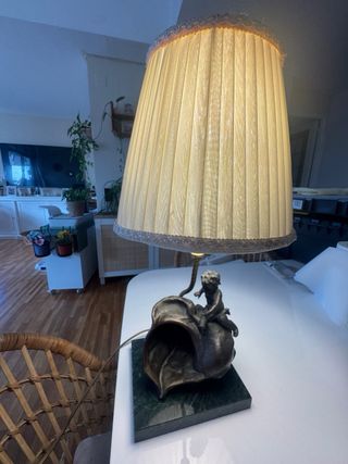 Lámpara de bronce con base de mármol