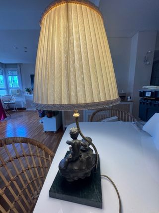 Lámpara de bronce con base de mármol