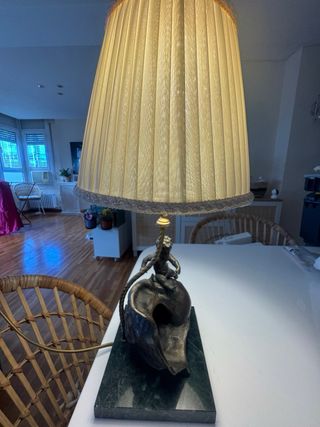 Lámpara de bronce con base de mármol