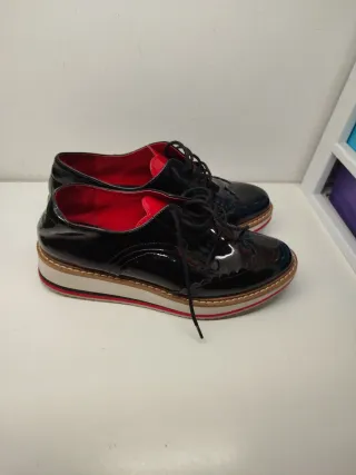 Zapatos Oxford charol mujer negros