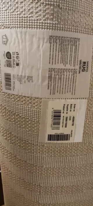 Alfombra beige con diseño de círculos