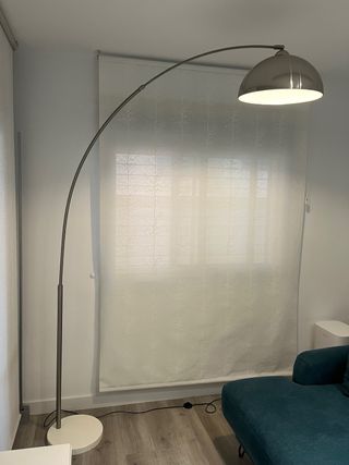 Lámpara de pie arco plateada y blanca